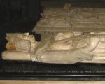 सेंट-डेनिस का अभय (अब्बे डे सेंट-डेनिस) फ्रांस के सबसे पुराने मठों में से एक है। लेटी हुई मूर्तियों की एक विशेषता खुली आँखें थीं: मृतक मृत्यु की दुनिया में नहीं थे, बल्कि पुनरुत्थान की प्रत्याशा में थे