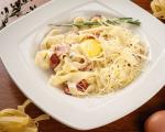 Spaghetti carbonara: resipi klasik dengan krim dan daging