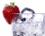 Air mineral untuk menurunkan berat badan: manfaat, mitos dan kenyataan, aturan pemilihan dan asupan