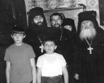 นักบวชของคริสตจักรออร์โธดอกซ์ท้องถิ่น Metropolitan of Tikhvin และ Lodeynopol Mstislav เข้าร่วมในการเฉลิมฉลองในอาราม Tikhvin Dormition