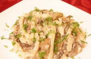 Гриби та кальмари – варіанти найсмачніших рецептів приготування Салат з кальмарів та білих грибів
