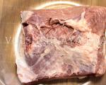 Cara memanggang daging babi rebus di dalam oven