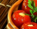 Tomates em conserva lambendo os dedos para o inverno