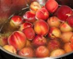 Cara menggulung buah persik dalam sirup