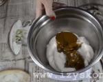 So bereiten Sie Sauerrahm mit Kondensmilch für Kuchen zu